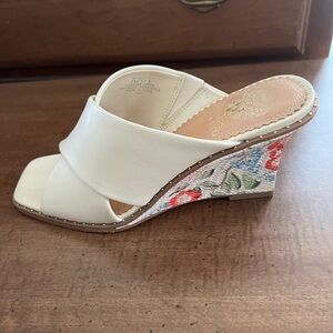 Vince Camuto Cream/ floral Wedge Sandals
